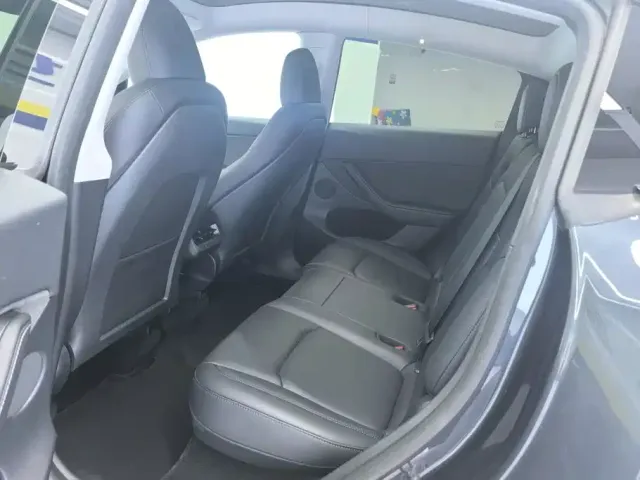 Tesla Model Y — Фото автомобиля 11