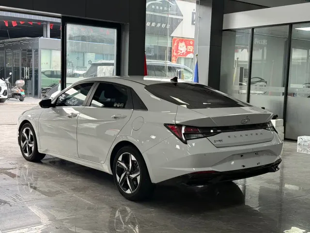 Hyundai Elantra — Фото автомобиля 12