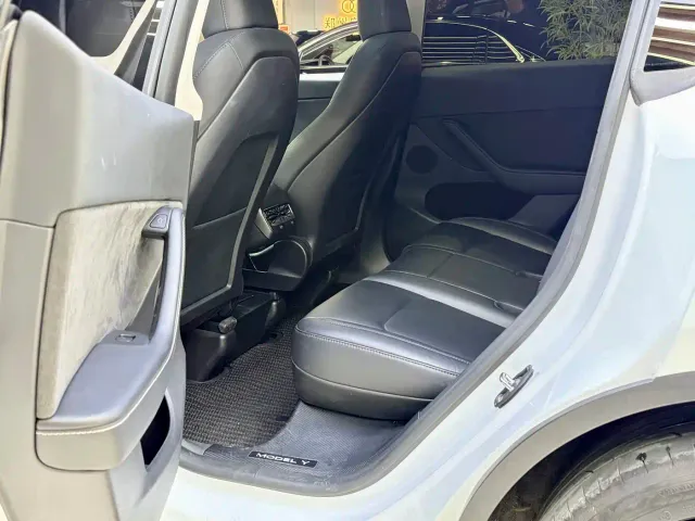 Tesla Model Y — Фото автомобиля 16
