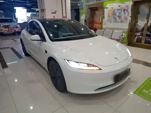 Tesla Model 3 — Фото автомобиля 3