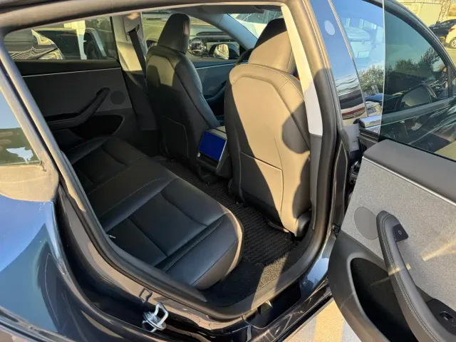 Tesla Model 3 — Фото автомобиля 12