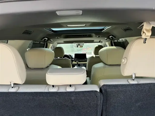 Toyota Granvia 2022 2.5L Hybrid Noble Edition — Фото автомобиля 30