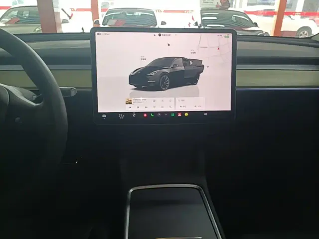 Tesla Model Y — Фото автомобиля 12