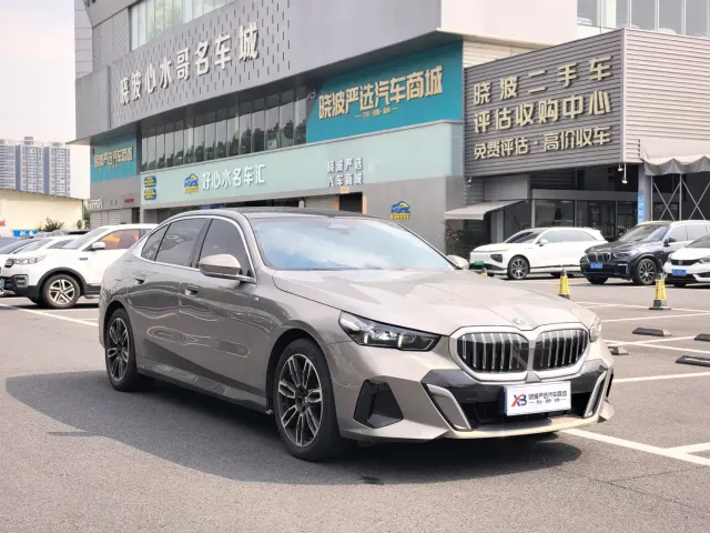 BMW 5 Series — Фото автомобиля 3