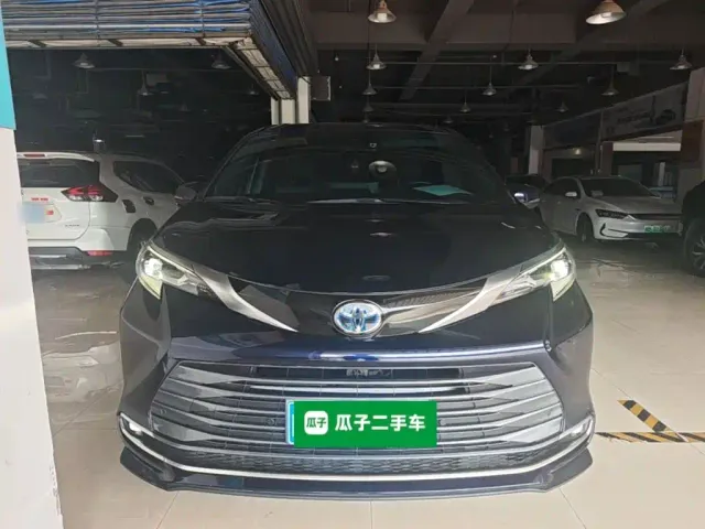 Toyota Sienna — Фото автомобиля 2
