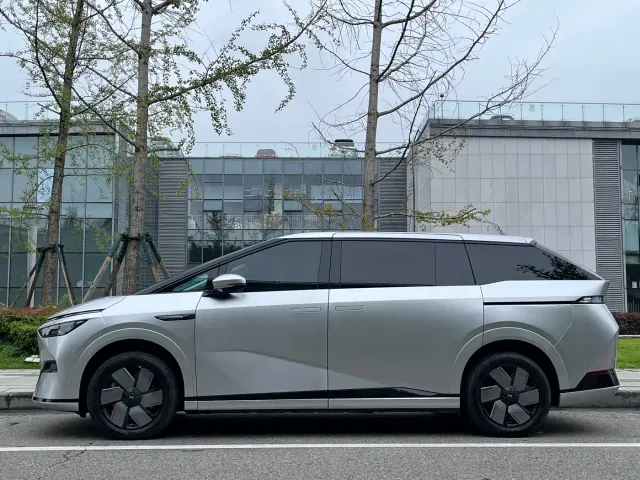 Xpeng X9 — Фото автомобиля 3