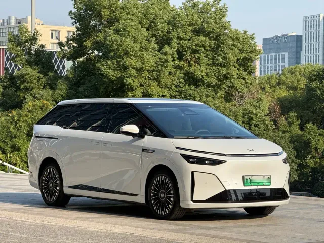 Xpeng X9 — Фото автомобиля 12