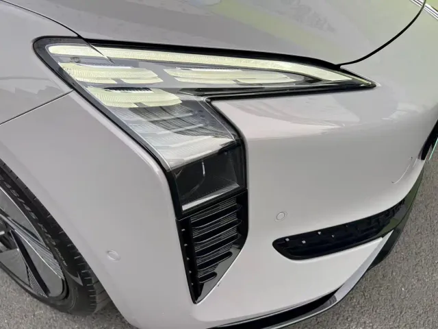 Hongqi EH7 — Фото автомобиля 10