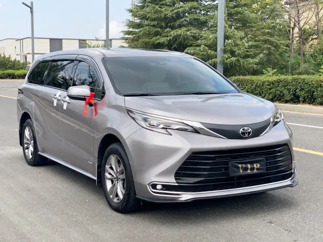 Toyota Sienna — Фото автомобиля 3