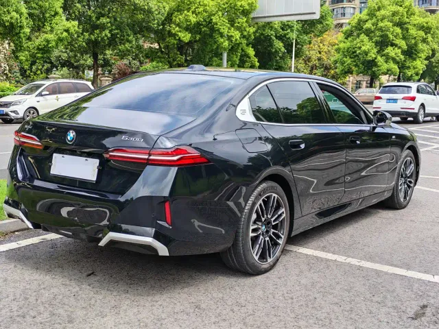 BMW 5 Series — Фото автомобиля 10