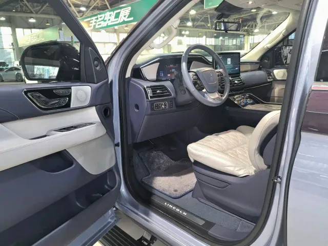 Lincoln Navigator One — Фото автомобиля 5