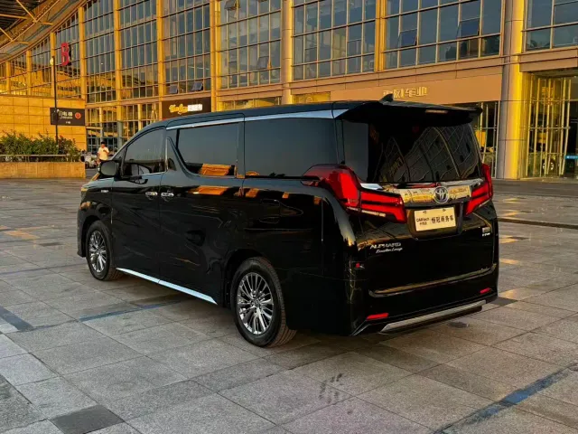 Toyota Alphard — Фото автомобиля 4