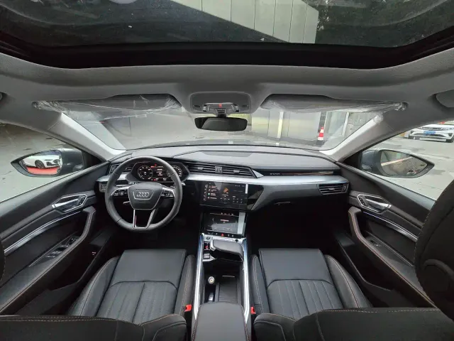 Audi e-tron — Фото автомобиля 18