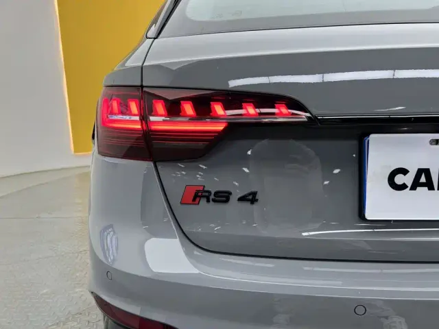 Audi RS 4 — Фото автомобиля 12