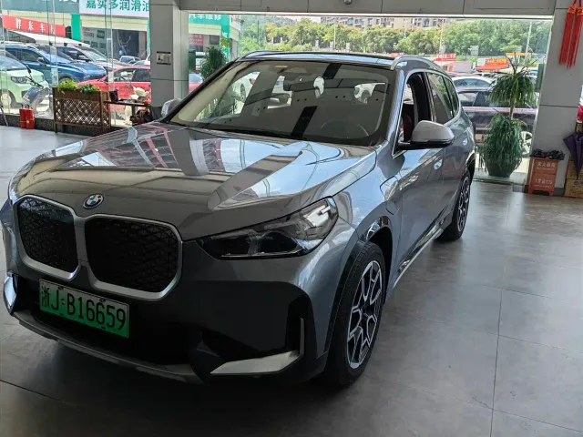BMW iX1 — Фото автомобиля 3
