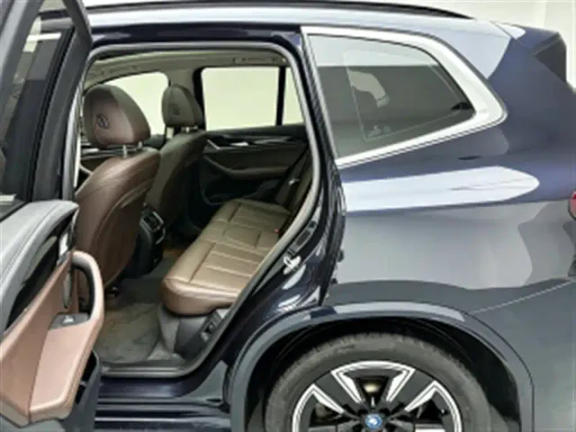 BMW iX3 — Фото автомобиля 12