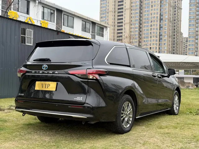 Toyota Sienna — Фото автомобиля 4