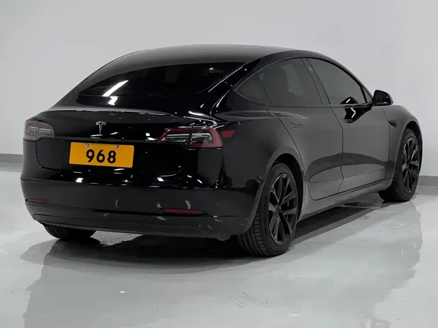 Tesla Model 3 — Фото автомобиля 4