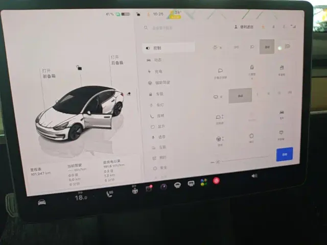 Tesla Model 3 — Фото автомобиля 12