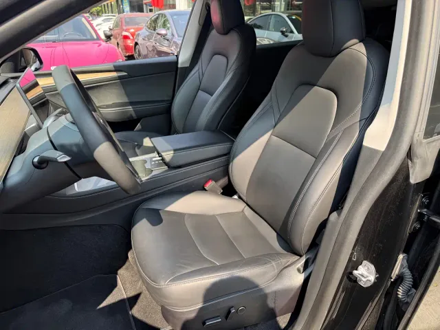 Tesla Model Y — Фото автомобиля 17