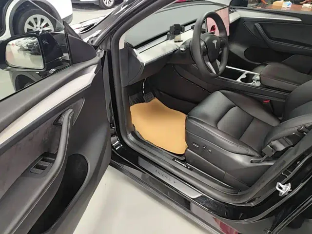 Tesla Model Y — Фото автомобиля 15