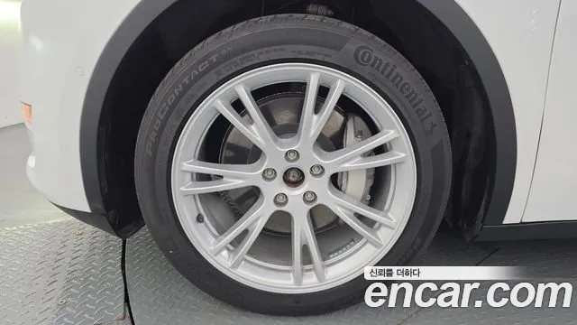 Tesla Model Y — Фото автомобиля 5