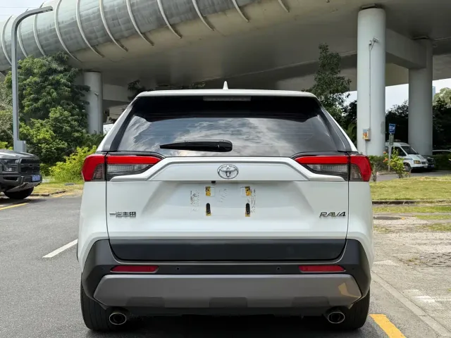 Toyota RAV4 — Фото автомобиля 11