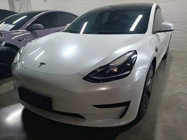 Tesla Model 3 — Фото автомобиля 2