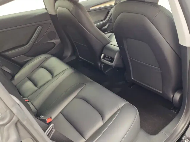 Tesla Model 3 — Фото автомобиля 18