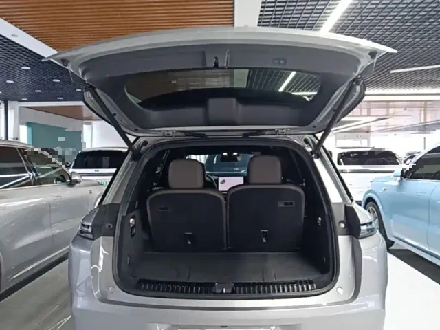 Li Auto L8 — Фото автомобиля 18