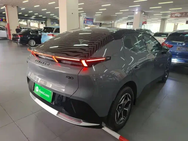 Lynk & Co Z20 — Фото автомобиля 6