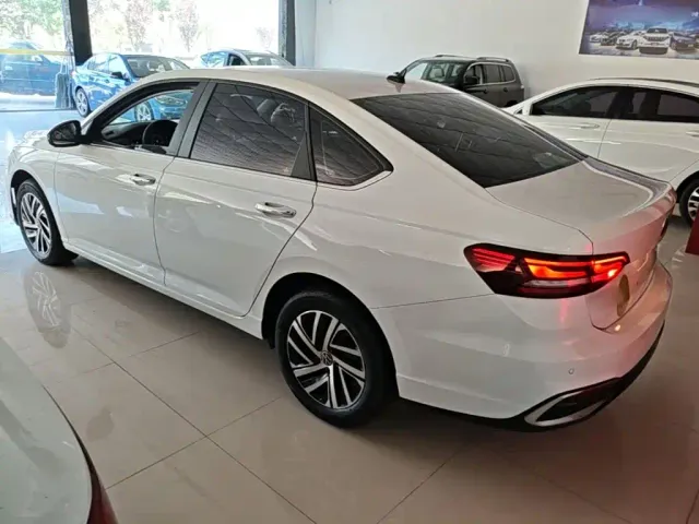 Volkswagen Lavida — Фото автомобиля 4