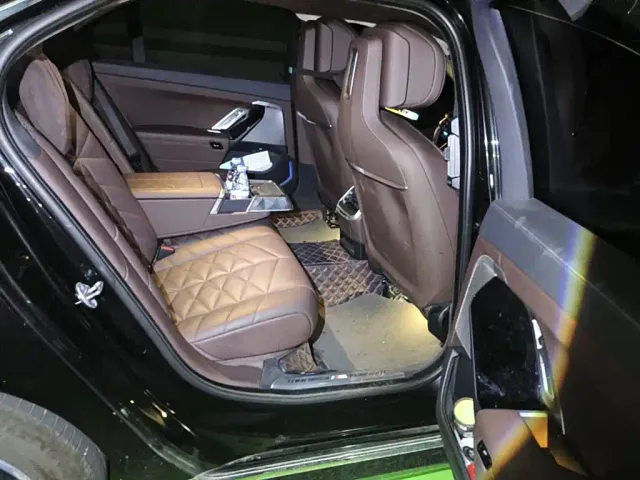 BMW BMW 7 Series 2023 Model 735Li M Sport Package — Фото автомобиля 11