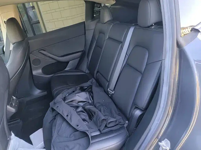 Tesla Model Y — Фото автомобиля 16