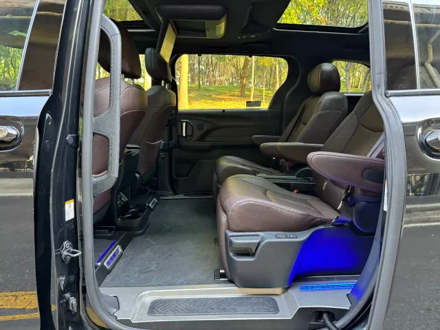 Toyota Sienna — Фото автомобиля 12