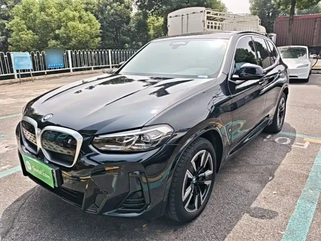 Фотография автомобиля — BMW iX3