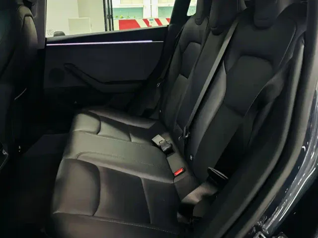 Tesla Model 3 — Фото автомобиля 9