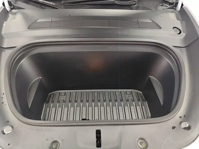 Tesla Model Y — Фото автомобиля 19