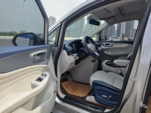 Roewe iMAX8 — Фото автомобиля 8