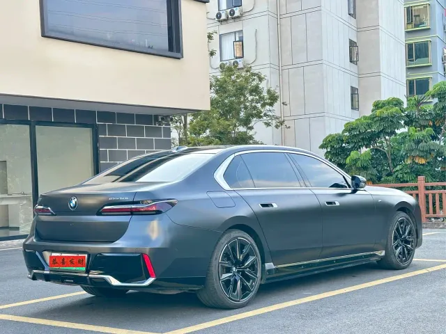 BMW i7 — Фото автомобиля 6
