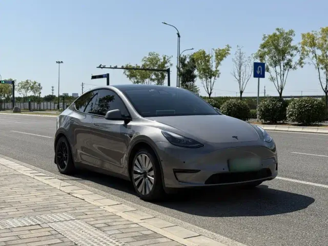 Tesla Model Y — Фото автомобиля 6