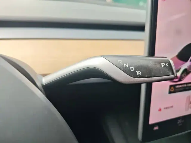 Tesla Model 3 — Фото автомобиля 6