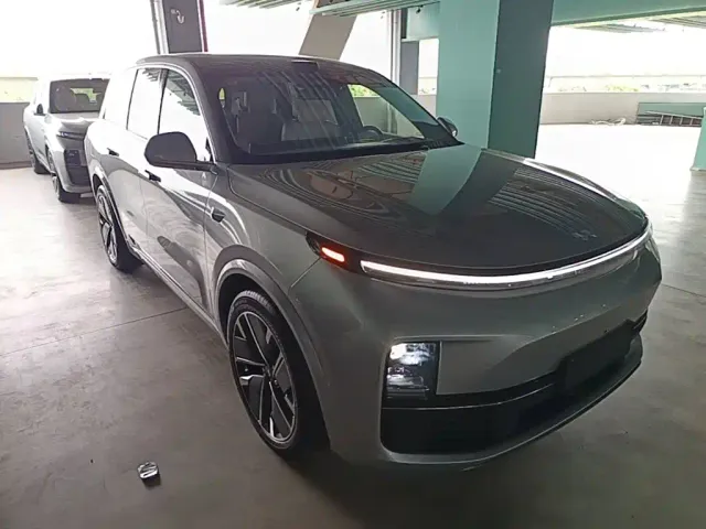 Li Auto L8 — Фото автомобиля 3
