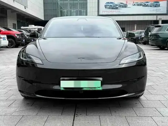 Tesla Model 3 — Фото автомобиля 2