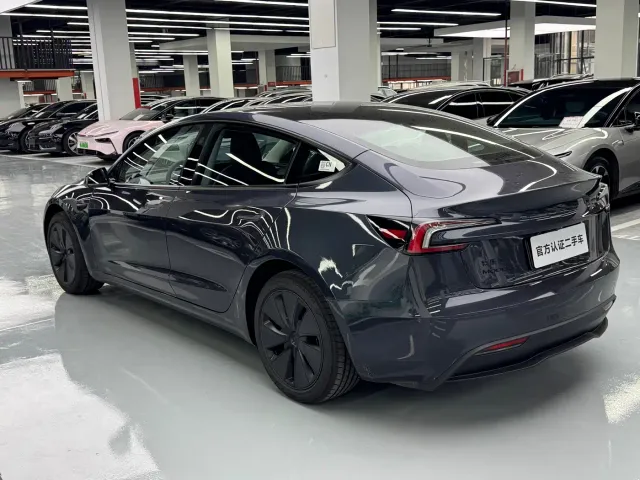Tesla Model 3 — Фото автомобиля 10