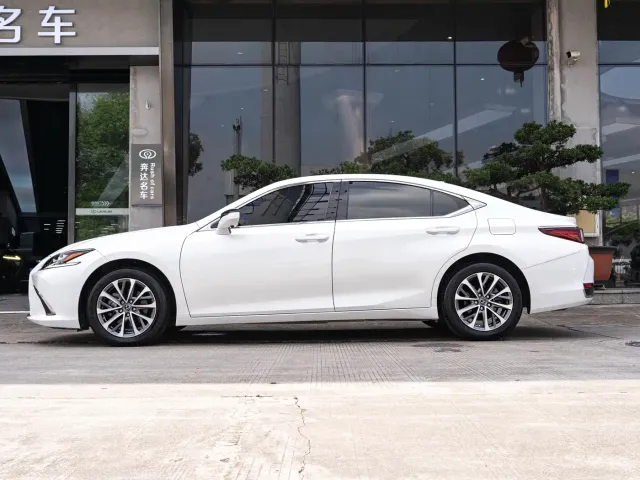 Lexus ES — Фото автомобиля 4