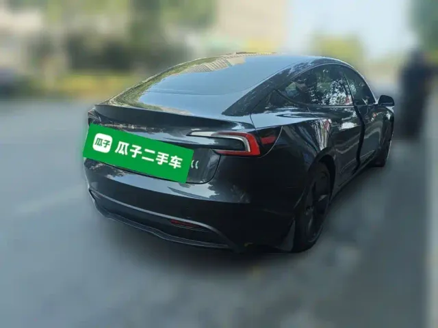 Tesla Model 3 — Фото автомобиля 4