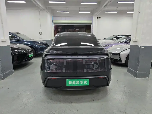 Tesla Model Y — Фото автомобиля 8