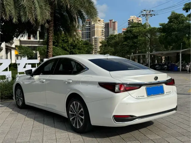 Lexus ES — Фото автомобиля 4