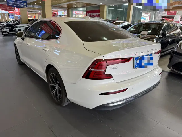 Volvo S60 — Фото автомобиля 5